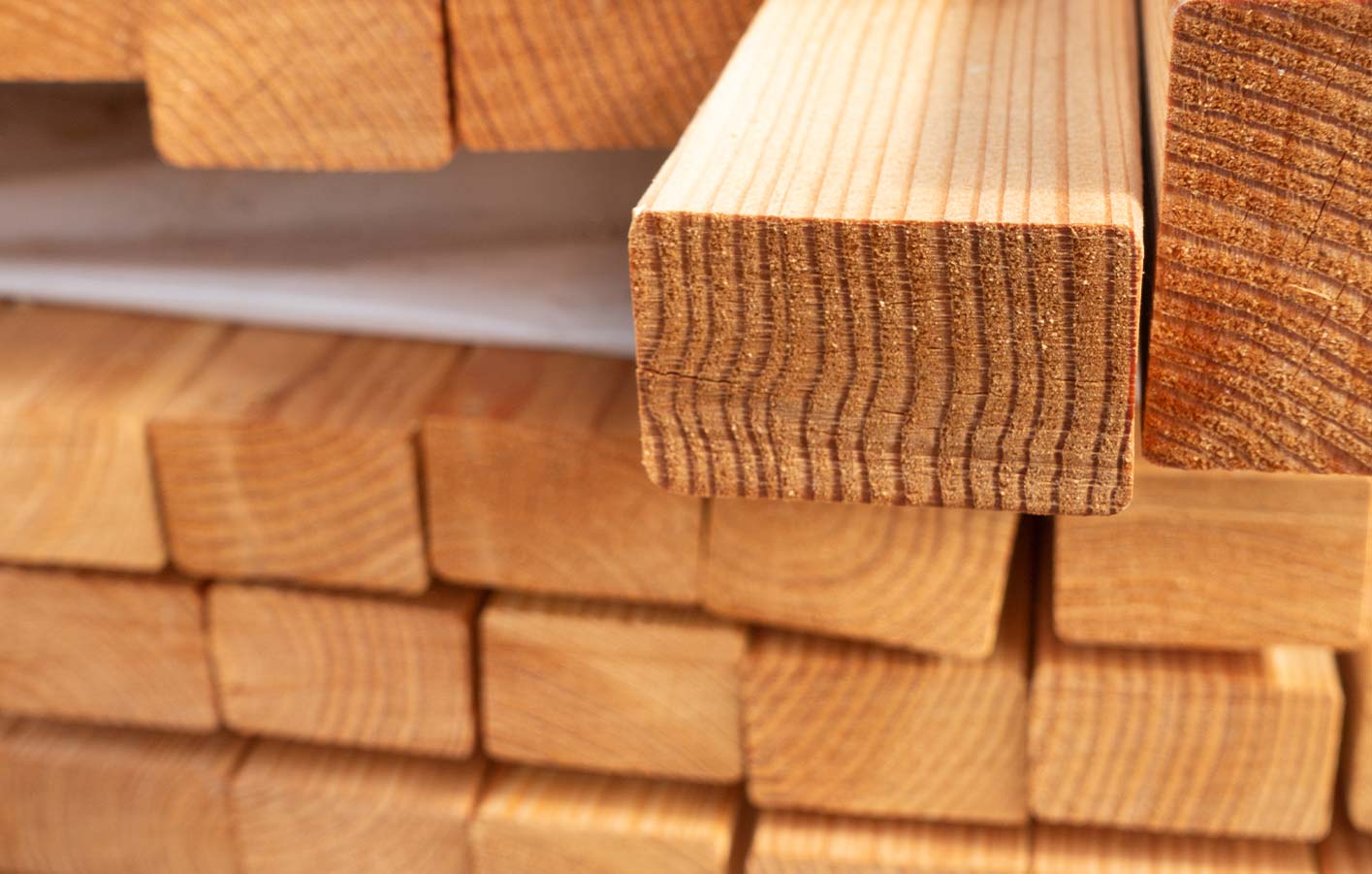 Holz, Bauholz für den Holzbau beim Holzhändler kaufen Stapel Bauholz Nahaufnahme